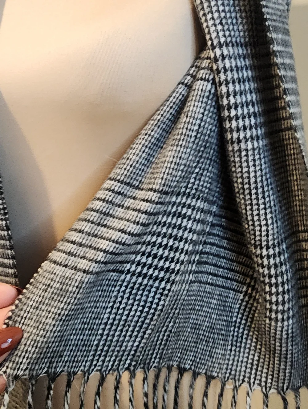 GEOFFREY BEENE Made In Italy  Black & White Glen Plaid Fringe Scarf